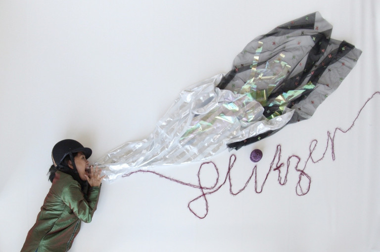 Bild 3 zu Angebot Schwerelos im Glitzer-Universum