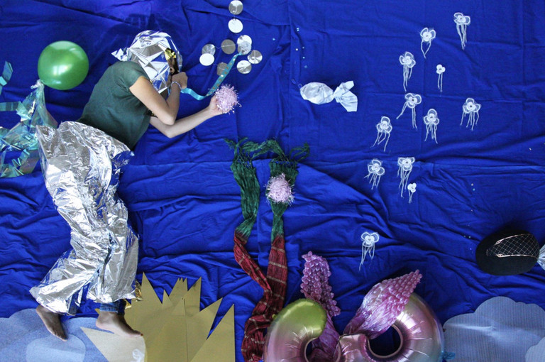 Bild 2 zu Angebot Schwerelos im Glitzer-Universum