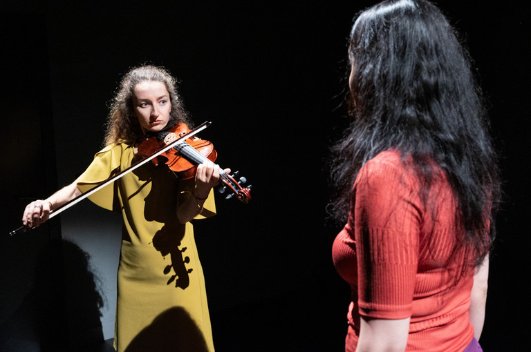 Bild 4 zu Angebot &laquo;F&uuml;nf Uhr morgens&raquo; &ndash; &laquo;&#1055;&#39;&#1103;&#1090;&#1072; &#1088;&#1072;&#1085;&#1082;&#1091;&raquo; &ndash; &#1575;&#1604;&#1582;&#1575;&#1605;&#1587;&#1577; &#1601;&#1580;&#1585;&#1575;